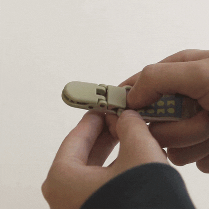 YUMI pacifier clip - milk tea